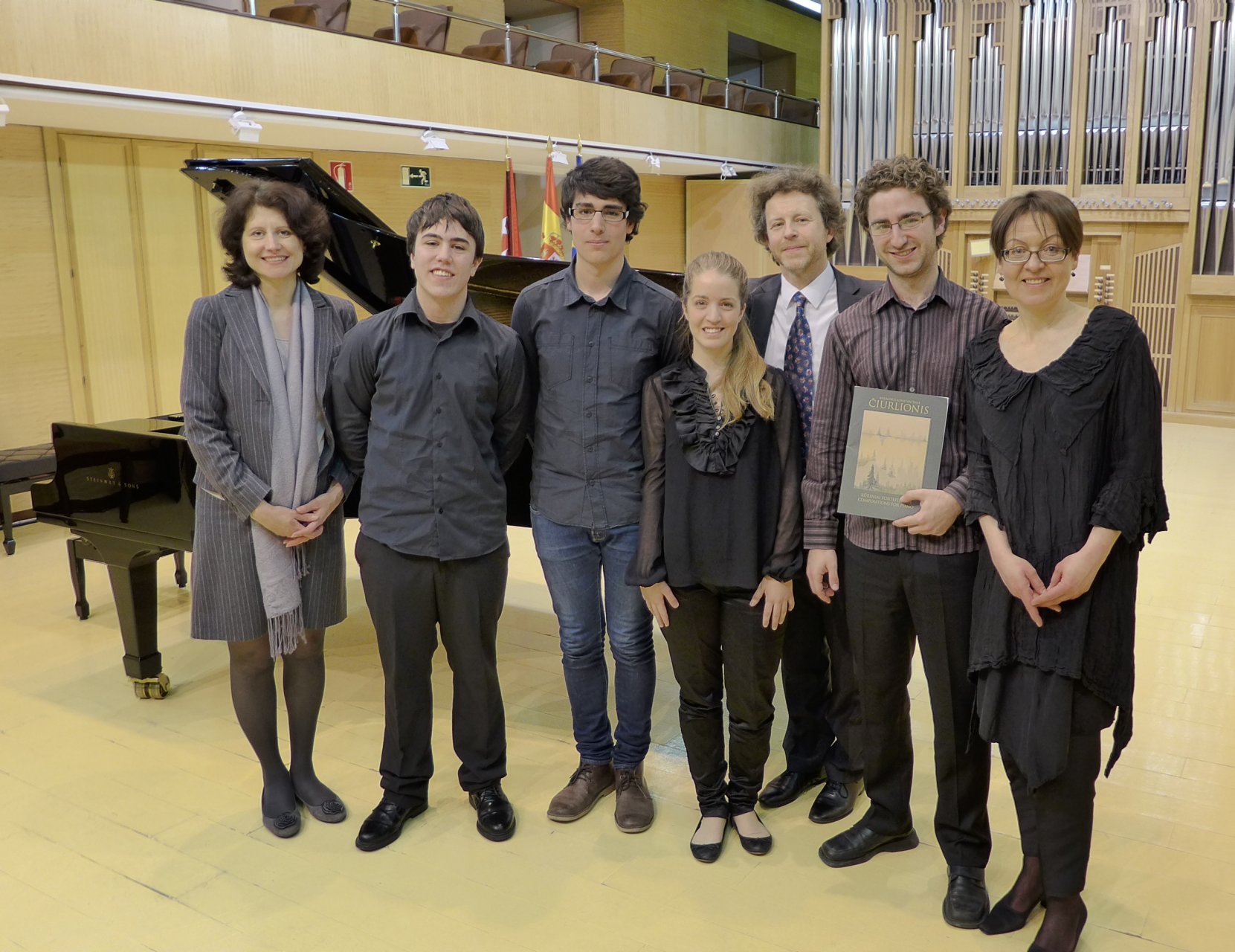 Lietuvos ambasadorė Ispanijoje Audra Plepytė (pirma iš kairės) su pianistais Roku Zubovu ir Sonata Zuboviene, Madrido karališkosios muzikos konservatorijos studentais po koncerto.