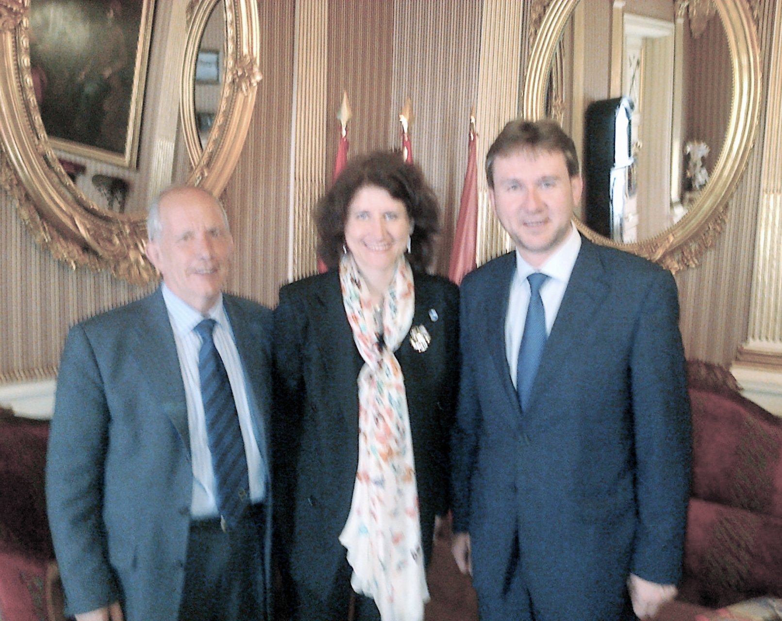 Ambasadorė A.Plepytė su Burgos miesto meru Franciso Javier Lacalle (dešinėje) ir Burgos miesto Europos namų prezidentu José Sagredo García.