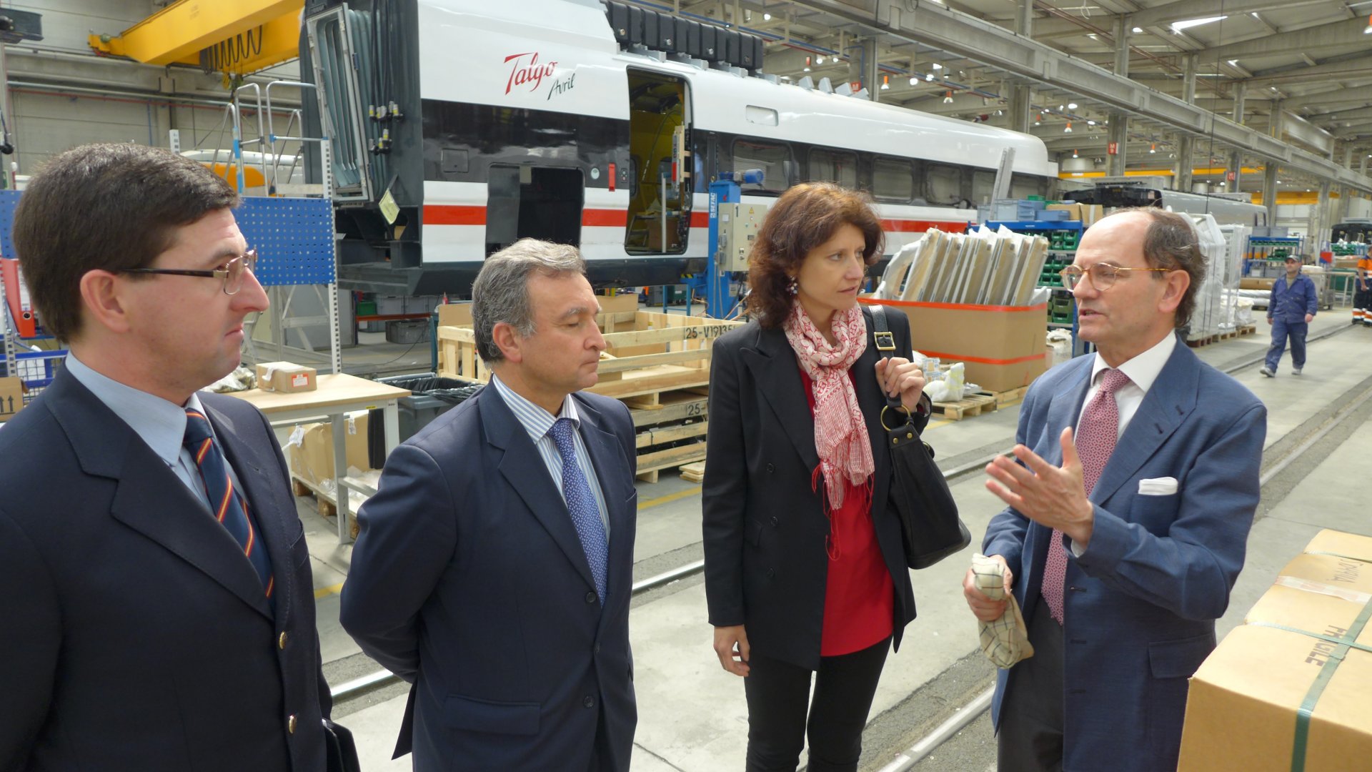 Lietuvos ambasadorė Ispanijoje Audra Plepytė su geležinkelio inžinerijos bendrovės „Talgo“ prezidentu Carlos Palacio Oriol (dešinėje), įmonės rinkos plėtros regiono direktoriumi José María Álvarez Badillo ir Lietuvos garbės konsulu Galisijoje Rafael José de Espona (kairėje).