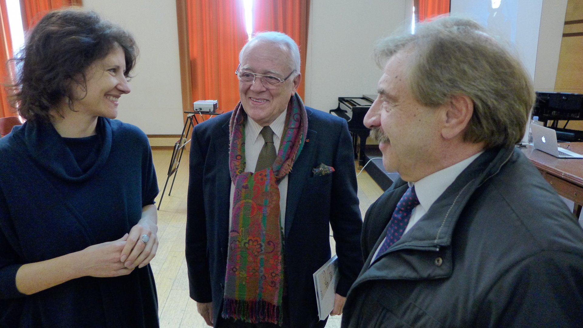 Lietuvos ambasadorė Ispanijoje Audra Plepytė su paskaitos dalyviais - žymiu Ispanijos pianistu, Lietuvos bičiuliu Joaquín Soriano (viduryje) ir Ispanijos ambasadoriumi Lietuvoje Miguel Arias Estévez.