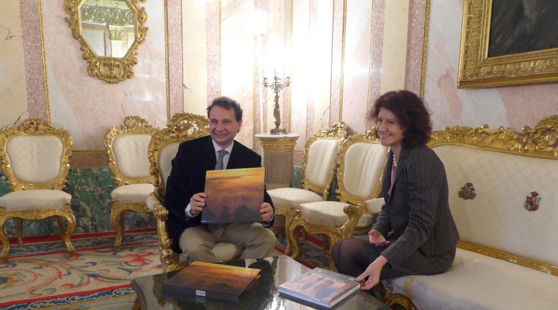 Ambasadorė Ispanijoje A.Plepytė Segovijos merui P. Arahuetes García įteikė Lietuvos nuotraukų albumą.