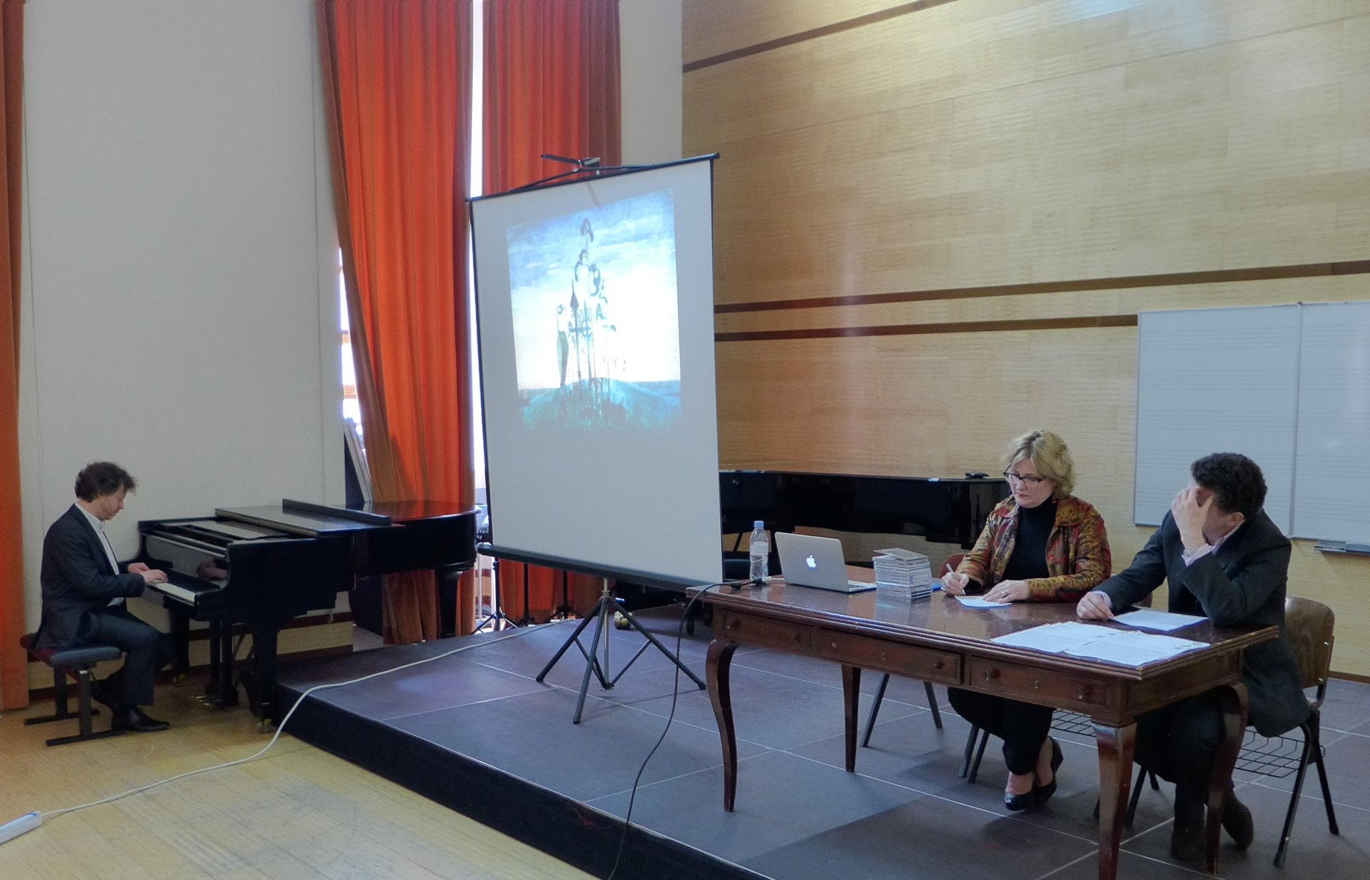 Pianistas R.Zubovas surengė paskaitą, kurioje konservatorijos dėstytojams ir studentams visapusiškai pristatė įvairių laikotarpių ir stilių lietuvišką muziką.