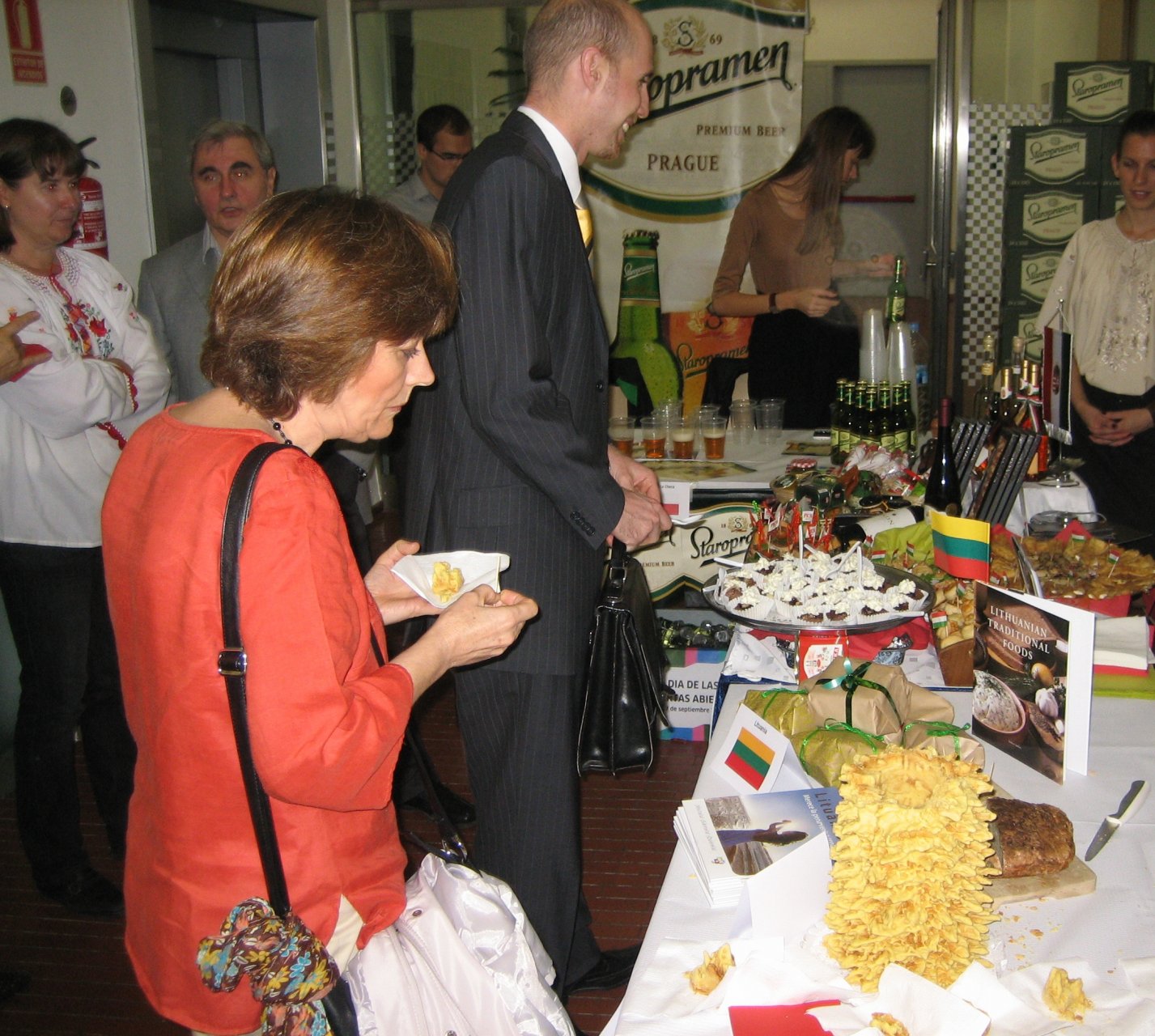 Europos kalbų dienos šventėje rugsėjo 27 dieną Madride Lietuvos ambasada Ispanijoje pristatė nacionalinės virtuvės ypatumus: buvo vaišinama namuose kepta juoda duona ir šakočiu, pasakojama apie kulinarijos tradicijas. Šioje nuotraukoje - šventės lankytoja ragauja šakotį.